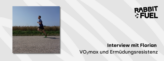 Ein Mann joggt auf einem Kiesweg vor einem Feld, daneben Text: „Interview mit Florian – VO₂max und Ermüdungsresistenz“.